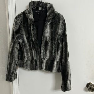 Beautiful cropped jacket, has 3 enclosures at the front of jacket. Size: xs